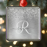 Name des Monogramms für den silberfarbenen Glitzer Ornament Aus Metall<br><div class="desc">Dieses trendige Ornament mit hübschem silberglänzenden Glitzer auf silberfarbenem metallischem Hintergrund ist einfach zu personalisieren.</div>