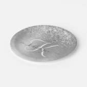 Name des Monogramms für den silberfarbenen Glitzer Pappteller (Schrägansicht)