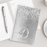 Name des Monogramms für den silberfarbenen Glitzer Planer<br><div class="desc">Dieses trendige Design mit hübschem silberglänzenden Glitzer auf silberfarbenem metallischem Hintergrund ist einfach zu personalisieren.</div>