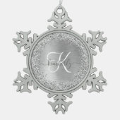 Name des Monogramms für den silberfarbenen Glitzer Schneeflocken Zinn-Ornament (Vorderseite)