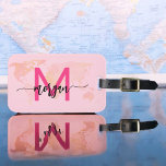 Name des Monogramms für den World Traveller in Hot Gepäckanhänger<br><div class="desc">Reisen Sie stilvoll mit unserem Hot Pink World Traveller Map Monogram Name Luggage Tag! Mit einem lebhaften, heißen rosa Design und einem Weltkarten-Hintergrund ist dieses Tag mit Ihrem Namen und Monogramm in einem schicken Schriftart personalisiert. Ideal, um Ihr Gepäck schnell und einfach zu identifizieren, es kombiniert Mode mit Funktion. Aus...</div>