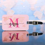 Name des Monogramms für den World Traveller in Hot Gepäckanhänger<br><div class="desc">Reisen Sie stilvoll mit unserem Hot Pink World Traveller Map Monogram Name Luggage Tag! Mit einem lebhaften, heißen rosa Design und einem Weltkarten-Hintergrund ist dieses Tag mit Ihrem Namen und Monogramm in einem schicken Schriftart personalisiert. Ideal, um Ihr Gepäck schnell und einfach zu identifizieren, es kombiniert Mode mit Funktion. Aus...</div>