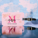 Name des Monogramms für den World Traveller in Hot Gepäckanhänger<br><div class="desc">Reisen Sie stilvoll mit unserem Hot Pink World Traveller Map Monogram Name Luggage Tag! Mit einem lebhaften, heißen rosa Design und einem Weltkarten-Hintergrund ist dieses Tag mit Ihrem Namen und Monogramm in einem schicken Schriftart personalisiert. Ideal, um Ihr Gepäck schnell und einfach zu identifizieren, es kombiniert Mode mit Funktion. Aus...</div>
