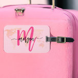 Name des Monogramms für den World Traveller in Hot Gepäckanhänger<br><div class="desc">Reisen Sie stilvoll mit unserem Hot Pink World Traveller Map Monogram Name Luggage Tag! Mit einem lebhaften, heißen rosa Design und einem Weltkarten-Hintergrund ist dieses Tag mit Ihrem Namen und Monogramm in einem schicken Schriftart personalisiert. Ideal, um Ihr Gepäck schnell und einfach zu identifizieren, es kombiniert Mode mit Funktion. Aus...</div>