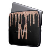 Name des Monogramms für die Girl-Rose-Gold-Drippin Laptopschutzhülle (Vorderseite Links)