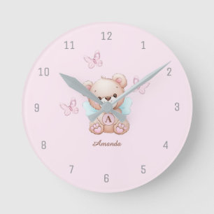 Name des niedlichen Bärenmonogramms Rosa Runde Wanduhr