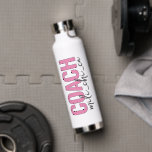 Name des personalisiert Coach Trinkflasche<br><div class="desc">Eine Personalisierte Coach's Name Skript Wasser Flasche für Trainer. Wählen Sie die Farbe des Textes,  ändern Sie Namen und Titel. Haben Sie ein einzigartiges Personalisiertes Geschenk für einen Trainer. Ein Coach Wasserflasche Geschenk. Personalisierte Coach Geschenke. Coach Geschenke für Männer Coach Geschenk für sie</div>