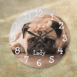 Name des personalisierten Fotos Große Wanduhr<br><div class="desc">Ein lustiges Design,  das Sie mit Ihrem Haustier Namen und Foto personalisieren können. Entwickelt von Thisisnotme©</div>