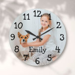 Name des personalisierten Fotos Große Wanduhr<br><div class="desc">Ideal für Kinderzimmer,  Schlafzimmer oder jedes Zimmer in Ihrer Zuhause. Ein lustiges Design,  das Sie mit einem geliebten Namen und Foto personalisieren können,  um ein einzigartiges Geschenk zu schaffen. Entwickelt von Thisisnotme©</div>