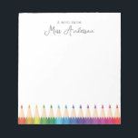 Name des personalisierten Lehrers - farbenfrohe St Notizblock<br><div class="desc">Erhöhen Sie die Kunst der Wertschätzung mit dem Notizblock dieses personalisierten Lehrers. Dieses Notizblock mit kräftigen, regenbogenfarbenen Stiften enthält den Satz "Eine Note von", gefolgt vom Namen des Lehrers, und macht es zu einem nachdenklichen und einzigartigen Geschenk. Es ist ein ideales Zeichen der Wertschätzung für diejenigen, die auf farbenfrohe Weise...</div>