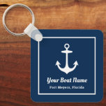 Name des Personalisierten Schiffes Nautic Navy Schlüsselanhänger<br><div class="desc">Der Nautical Square Schlüsselanhänger besticht durch ein schlichtes,  stilvolles marineblau-weißes Küstendesign mit einem Akzent auf den Ankerbooten. Personalisieren Sie den benutzerdefinierten Text mit dem Namen Ihres Bootes zusammen mit ihrer Lage Stadt und Staat.</div>