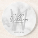 Name des Personalisierten Trauzeugen mit weißem Ma Getränkeuntersetzer<br><div class="desc">Moderne Minimalistische Personalisierte Monogramm- und Namensgeschenke Dieses Design zeichnet sich durch den Namen des personalisierten Trauzeugen in einem modernen, grauen Schriftart-Stil und Monogramm in einem hellgrauen, modernen Sans Serif Schriftart Stil als Hintergrund aus, mit Hochzeitsdetails in grau modernen Sans Serif Schriftart Stil, auf weißem Marmor Hintergrund. Auch perfekt für Trauzeuge,...</div>