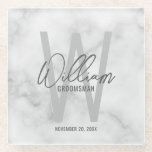Name des Personalisierten Trauzeugen mit weißem Ma Glasuntersetzer<br><div class="desc">Moderne Minimalistische Personalisierte Monogramm- und Namensgeschenke Dieses Design zeichnet sich durch den Namen des personalisierten Trauzeugen in einem modernen, grauen Schriftart-Stil und Monogramm in einem hellgrauen, modernen Sans Serif Schriftart Stil als Hintergrund aus, mit Hochzeitsdetails in grau modernen Sans Serif Schriftart Stil, auf weißem Marmor Hintergrund. Auch perfekt für Trauzeuge,...</div>