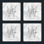 Name des Personalisierten Trauzeugen mit weißem Ma Untersetzer Set<br><div class="desc">Moderne Minimalistische Personalisierte Monogramm- und Namensgeschenke Dieses Design zeichnet sich durch den Namen des personalisierten Trauzeugen in einem modernen, grauen Schriftart-Stil und Monogramm in einem hellgrauen, modernen Sans Serif Schriftart Stil als Hintergrund aus, mit Hochzeitsdetails in grau modernen Sans Serif Schriftart Stil, auf weißem Marmor Hintergrund. Auch perfekt für Trauzeuge,...</div>
