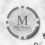 Name des personalisierten Trauzeugen und Monogramm Pokerchips<br><div class="desc">Personalisierte Trauzeuge Geschenke mit personalisiertem Monogramm,  Name und Titel des Trauzeugen in grauer klassischer Serif Schriftart Stil auf weißem Marmorhintergrund. Auch perfekt für Trauzeuge,  Vater der Braut und mehr. Bitte beachten Sie: Die Marmordetails werden im Kunstwerk simuliert. Bei der Herstellung dieses Produktes wird kein Marmor verwendet</div>