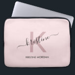 Name des rosafarbenen Monogrammes Laptopschutzhülle<br><div class="desc">Moderne Rosa-Schrift-Monogramm-Name Notebook-Hülle</div>