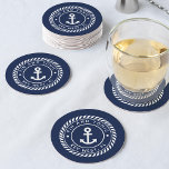 Name des Schiffes: Blue Rope & Anchor Runder Pappuntersetzer<br><div class="desc">Fügen Sie Ihrem Fischerboot,  Segelboot,  Ihrer Yacht oder Ihrem Hausboot eine coole Touch mit diesen personalisierten Untersetzer hinzu. Die klassische nautische Konstruktion in Marineblau und Weiß zeigt den Schiffsnamen und die Schiffsregistrierung in einem Seillogo-Abzeichen mit einer Ankerdarstellung in der Mitte.</div>