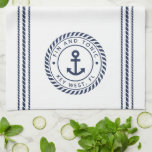 Name des Schiffes Nautic Navy Blue Anchor Geschirrtuch<br><div class="desc">Fügen Sie Ihrem Fischerboot,  Ihrem Segelboot,  Ihrer Yacht oder Ihrer Küchenküche eine coole Touch mit diesem personalisierten Küchentuch hinzu. Die klassische nautische Konstruktion beinhaltet Ihren Bootsnamen und die Schiffsregistrierung,  die in einem navy-blauen Seil-Logo-Abzeichen mit einer Ankerdarstellung in der Mitte gekrümmt sind.</div>