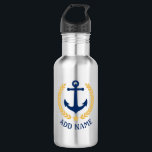 Name des Schiffes Nautical Anchor Gold Style Laure Edelstahlflasche<br><div class="desc">Eine Personalisierte Edelstahlflasche mit Ihrem Bootsnamen,  Familiennamen oder anderen gewünschten Texten. Mit eigens dafür entworfenen nautischen Bootsankern,  goldenen Blätter und Sternemblem. Macht ein großartiges Geschenk für jeden Anlass.</div>