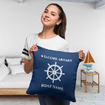 Name des Schiffes Nautical Ships Wheel Helm Navy B Kissen<br><div class="desc">Ihr Personalisierter Boat- oder Familienname mit klassischem Rad-Helm auf Navy Blue Throw Kissen.</div>