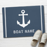Name des Schiffes Nautische Vintage Ankerseilbahn  Fußmatte<br><div class="desc">Eine stilvolle,  einladende nautische Türmatte mit Ihrem personalisierten Namen,  Bootsnamen oder anderen gewünschten Text. Ein Vintager Bootanker mit Seilstreifen nach Maß. Blau,  schick,  weiß oder ändern Sie einfach die Grundfarbe zu Ihrem aktuellen Dekor oder Thema. Die perfekte Touch für Ihre Zuhause,  Strandhütte oder Ihr Seehaus.</div>