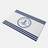 Name des Schiffes Navy Blue & White Fußmatte (Schrägansicht)
