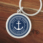 Name des Schiffes und Grenze des Ankerseils des An Schlüsselanhänger<br><div class="desc">Keyring für Ihr Boot mit weißem,  elegantem Anker- und SeilEmblem mit eigenem Bootsnamen und Hagelport auf dunkelblauem Hintergrund.</div>