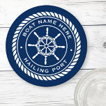 Name des Schiffes und Name des Schiffes, das das R Untersetzer Set<br><div class="desc">Untersetzer mit weißem,  elegantem Schiffsrad- und Seilemblem mit individuellem Bootsnamen und Hagelport (oder anderen benutzerdefinierten Texten) auf dunkelblauem Hintergrund.</div>