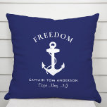 Name des Schiffskapitän Nautical Anchor Navy Kissen<br><div class="desc">Ein modernes nautisch-thematisches Kissen für Ihr Boot,  das eine weiße Abbildung eines Ankeres auf einem dunkelmarineblau blauen Hintergrund zeigt. Sie können mit dem Namen Ihres Bootes,  einer Textzeile für den Namen des Kapitäns oder der Familie oder etwas Ähnliches und einem Ort personalisieren.</div>