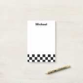 Name des schwarz-weiß karierten Musters Post-it Klebezettel (Auf Schreibtisch)