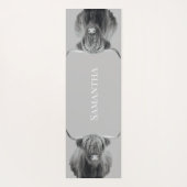 Name des Schwarz-weißen Highland Cow Monogramms Yogamatte (Rückseite)
