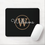 Name des schwarzen Monogramms Mousepad<br><div class="desc">Klassisches schwarzes und goldenes Monogramm-Mauspad. Sie können den Namen,  das Monogramm personalisieren und den Schriftart und die Farben anpassen,  um Ihr eigenes einzigartiges Design zu erstellen. von Thisisnotme© entwickelt</div>