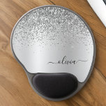 Name des silbernen Glitzer Metal Monogram Gel Mousepad<br><div class="desc">Silber Imitate Foil metallic Sparkle Glitzer gebürstete Metal Monogram Name Mousepad (Mouse Pad). Das macht den perfekten 16 Geburtstag,  Hochzeit,  Brautparty,  Jubiläum,  Babydusche oder Junggeselinnen-Abschied Geschenk für jemanden,  der Lieben glamourösen Luxus und schicke Stile.</div>