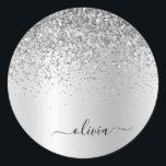 Name des silbernen Glitzer Metal Monogram Runder Aufkleber<br><div class="desc">Silber-Imitate belichten metallische Sparkle-Glitzer Markierungen für Metallmonogramm und Aufkleber für das Party mit dem Anfangsbuchstaben. Das macht den perfekten 16 Geburtstag,  Hochzeit,  Brautparty,  Jubiläum,  Babydusche oder Junggeselinnen-Abschied Geschenk für jemanden,  der Lieben glamourösen Luxus und schicke Stile.</div>