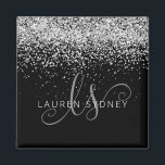 Name des Silver Glitzer Glam Monogram Magnet<br><div class="desc">Glam Rose Gold Glitzer Elegantes Monogram Magnet. Dieses schicke Design mit elegantem,  goldglänzenden Glitzer aus der Rose auf schwarzem Hintergrund ist einfach zu personalisieren. Das Design enthält Ihr handgeschriebenes Skriptmonogramm mit hübschen Wirbel und Ihrem Namen.</div>