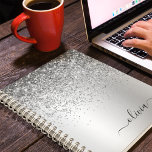 Name des Silver Glitzer Sparkle Glam Metal Monogra Notizblock<br><div class="desc">Silver Imitate Foil Metallic Sparkle Glitzer gebürstete Metall Monogram Name Spiral Notebook Planner. Das macht den perfekten 16 Geburtstag,  Hochzeit,  Brautparty,  Jubiläum,  Babydusche oder Junggeselinnen-Abschied Geschenk für jemanden,  der Lieben glamourösen Luxus und schicke Stile.</div>