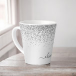 Name des Silver Glitzer-Sparkle-Metal-Monogramms Milchtasse<br><div class="desc">Silber Imitate Foil metallic Sparkle Glitzer gebürstete Metal Monogramm Name Latte Coffee Cup Tasse. Das macht den perfekten 16 Geburtstag,  Hochzeit,  Brautparty,  Jubiläum,  Babydusche oder Junggeselinnen-Abschied Geschenk für jemanden,  der Lieben glamourösen Luxus und schicke Stile.</div>