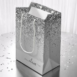 Name des Silver Glitzer-Sparkle-Metal-Monogramms Mittlere Geschenktüte<br><div class="desc">Silberne Imitate belichten metallische Sparkle Glitzer gebürstete Metal Monogramm Name Geschenktasche. Das macht den perfekten 16 Geburtstag,  Hochzeit,  Brautparty,  Jubiläum,  Babydusche oder Junggeselinnen-Abschied Geschenktasche für jemanden,  der Lieben glamourösen Luxus und schicke Stile.</div>