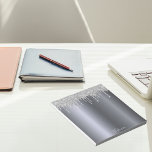 Name des Silver Glitzer Tropfens Notizblock<br><div class="desc">Dekoriert mit Imitaten silber Glitzer Tropfen,  Farbe Tropfen aussehen. Elegante Imitate silberfarbener metallischer Hintergrund. Template für Ihren Namen in hellgrau geschrieben mit einem handgeschriebenen Stil Skript.</div>