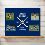Name des Teams für benutzerdefinierte Feldhockey-F Poster<br><div class="desc">Diese personalisierte Hockey Foto Collage beinhaltet Ihre hochgeladenen Fotos, die gekreuzten Hockeyschläger, eine Kugel, die Nummer Ihres Spielers und Ihre Textauswahl - Teamname, Coachname, Spielername, Nummer, etc. Verändern Sie die Hintergrundfarbe ganz nach Ihren Teamfarben - klicken Sie einfach auf "Anpassen" und dann auf den kleinen Augentropfen. Perfekt für einen Ende...</div>