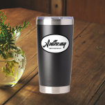 Name des Trauzeugen Thermobecher<br><div class="desc">Verschenken Sie Ihrem Trauzeuge diesen trendigen und personalisierten, rostfreien Edelstahl, Thermalwäscher, personalisiert mit seinem eigenen Namen in schwarz, stilisiert Drehbuch in einem weißen, ovalen Design auf einem schwarzen Hintergrund. Personalisieren Sie Ihren Schuster, indem Sie den Namen Ihres Trauzeugen bearbeiten und ersetzen. Wählen Sie Ihre Taumelfarbe.</div>