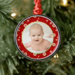 Name des Weihnachts-Fotos Ornament Aus Metall<br><div class="desc">Personalisieren Sie dieses festliche Rot mit einem Schneeflockenmuster Weihnachtsrahmen-Ornament-Design mit Ihrem Lieblings-Foto und Sondertext.</div>