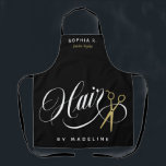 Name des Wirblen Friseur- und Goldschere-Salons de Schürze<br><div class="desc">Schürze aus schwarzem Haar mit weißen und goldfarbenen Details. Das Haar wird in der unteren Hälfte der Schürze in einem Wirblen weißen Drehbuch neben einer Schere geschrieben. Fügen Sie Ihren Mitarbeiternamen hinzu!</div>