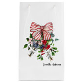 Name || Evergreen Berries and Red White Stripe Bow Kleine Geschenktüte (Vorderseite)