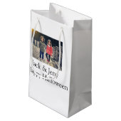 Name Foto Text Halloween Junge Kleine Geschenktüte (Rückseite Schrägansicht)