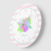 Name Frühlingsblumen Pink Stripes Niedlich Baby Gi Große Wanduhr (Winkel)
