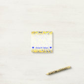 Name; Gelbs und Grau deckten Quadrat-Muster mit Post-it Klebezettel (Auf Schreibtisch)