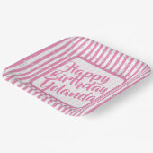 Name Happy Birthday Pink einfache Streifen Muster Pappteller (Gewinkelt)