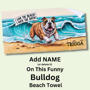 Name hinzufügen, Bulldog-Hund, der in Wellen läuft Strandtuch