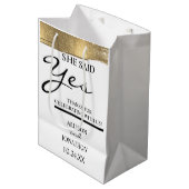 Name hinzufügen Sie sagte Ja Gold Glitzer Verlobun Mittlere Geschenktüte (Vorderseite Schrägansicht)